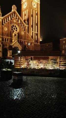 Adventi árusító standunk a Dóm téren